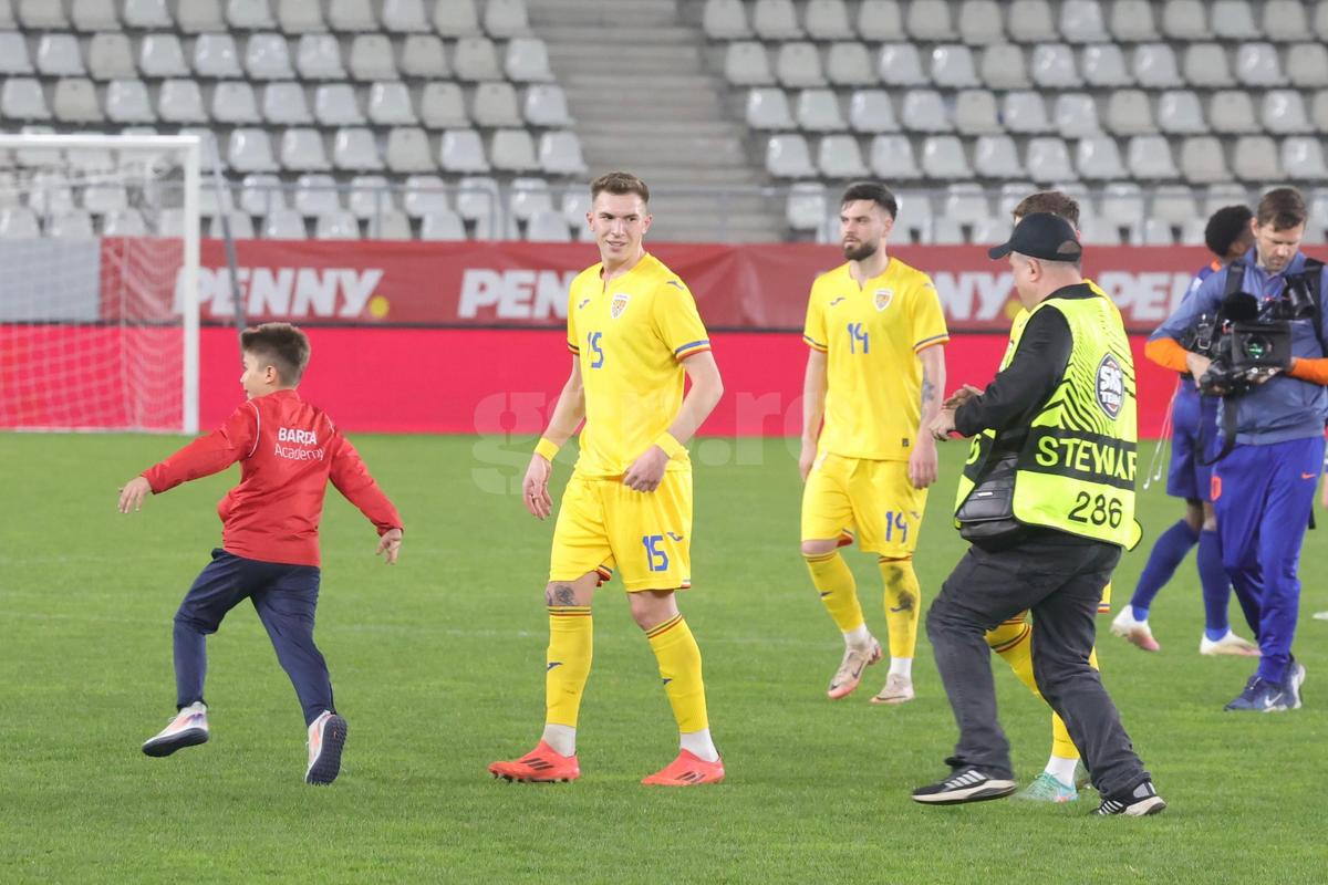 Momente comice la finalul meciului dintre România U21 și Olanda U21 » Invazie de copii pe teren, stewarzii au alunecat pe gazon