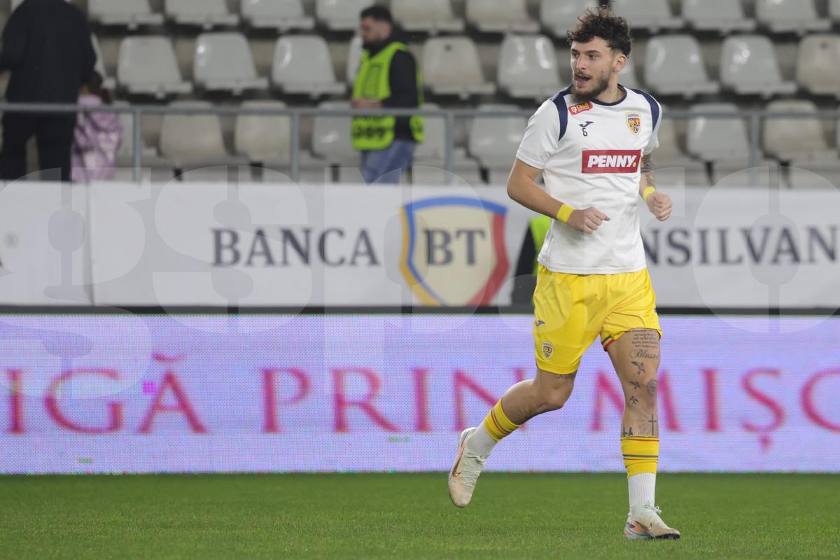 Cum s-a îmbrăcat Daniel Pancu pe „Arcul de Triumf” » Mai scump decât geaca lui Șumudică: și l-a dat jos după câteva minute