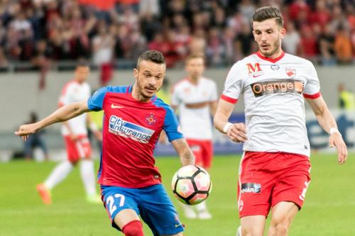 Mihai Popescu la Dinamo, într-un duel cu Boldrin, în 2017. Foto: Imago Images