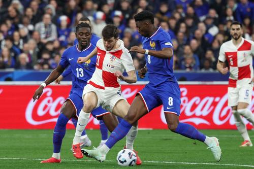 Petar Sucic (ajuns la Inter), prins între Aurelien Tchouameni și Manu Kone (ținta lui Inter), în Franța - Croația din Nations League / Foto: Imago