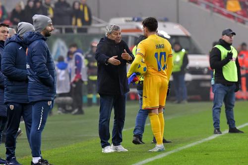 Mircea Lucescu îi dă un sfat tactic lui Ianis Hagi în timpul meciului