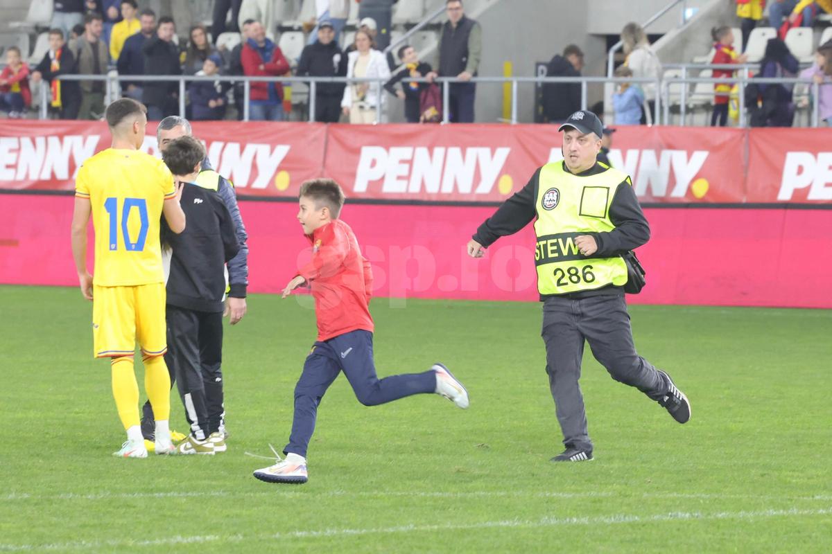 Momente comice la finalul meciului dintre România U21 și Olanda U21 » Invazie de copii pe teren, stewarzii au alunecat pe gazon