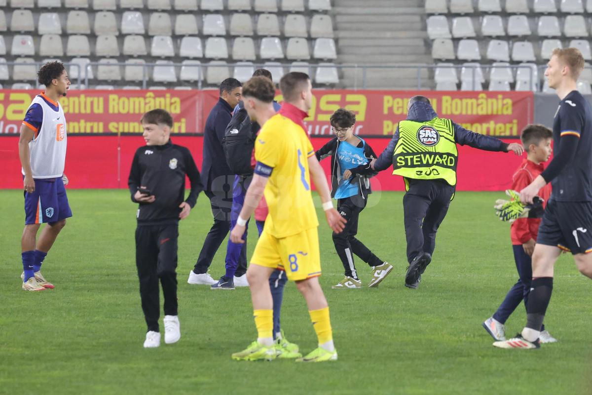 Momente comice la finalul meciului dintre România U21 și Olanda U21 » Invazie de copii pe teren, stewarzii au alunecat pe gazon