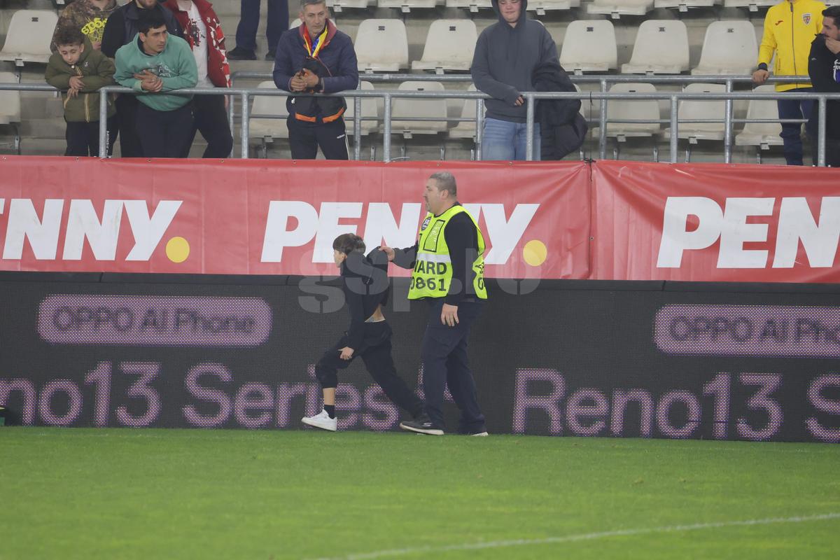 Momente comice la finalul meciului dintre România U21 și Olanda U21 » Invazie de copii pe teren, stewarzii au alunecat pe gazon
