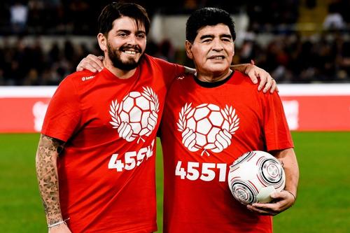 Diego Maradona junior împreună cu tatăl său la un meci caritabil