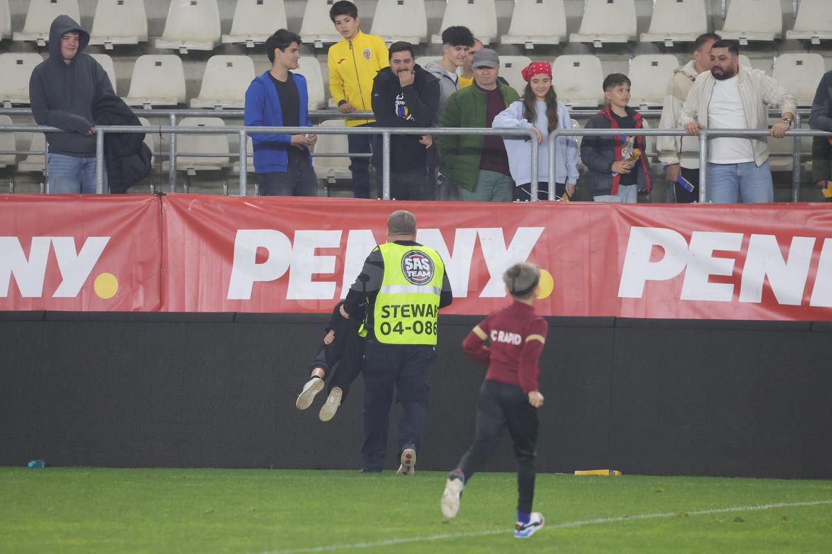 Momente comice la finalul meciului dintre România U21 și Olanda U21 » Invazie de copii pe teren, stewarzii au alunecat pe gazon