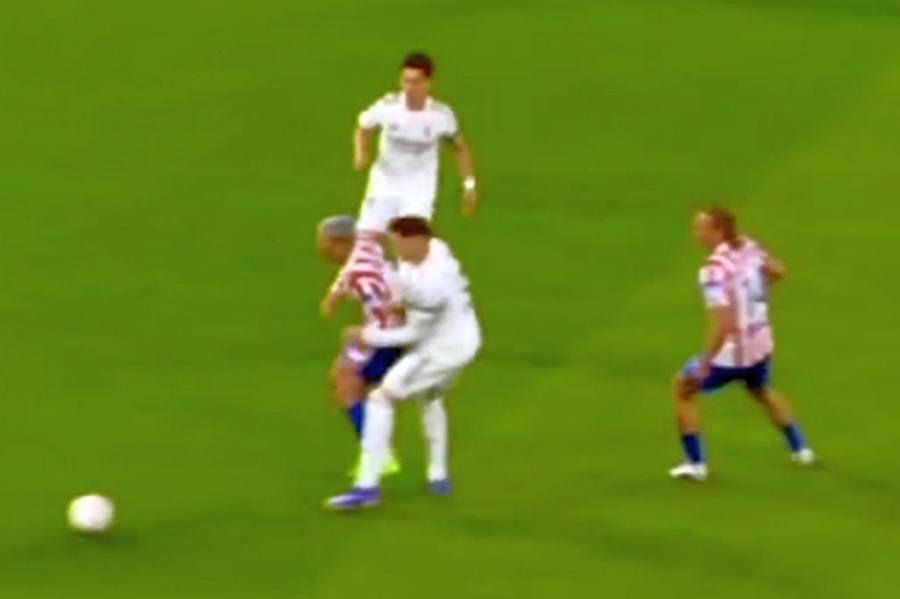 Valverde l-a lovit pe Griezmann în această fază, arbitrul nu a dictat fault Atletico Madrid continuă războiul cu Real și arbitrajul: „Sperăm ca «mașinăria» să-și facă timp”