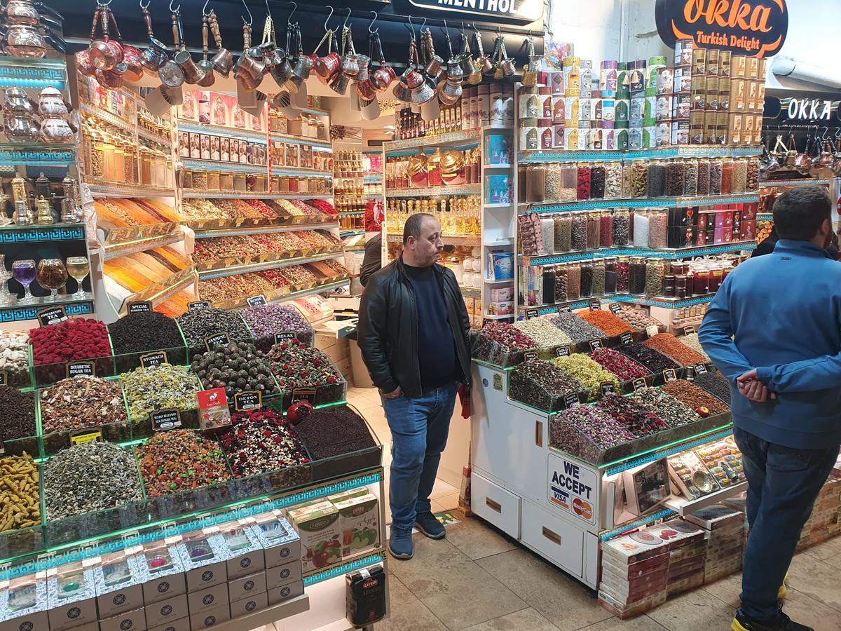 „Trebuie să refac zilnic stocul!” » În Marele Bazar din Istanbul, reporterii GSP au găsit legătura cu România: costă 15 euro și „rupe piața”