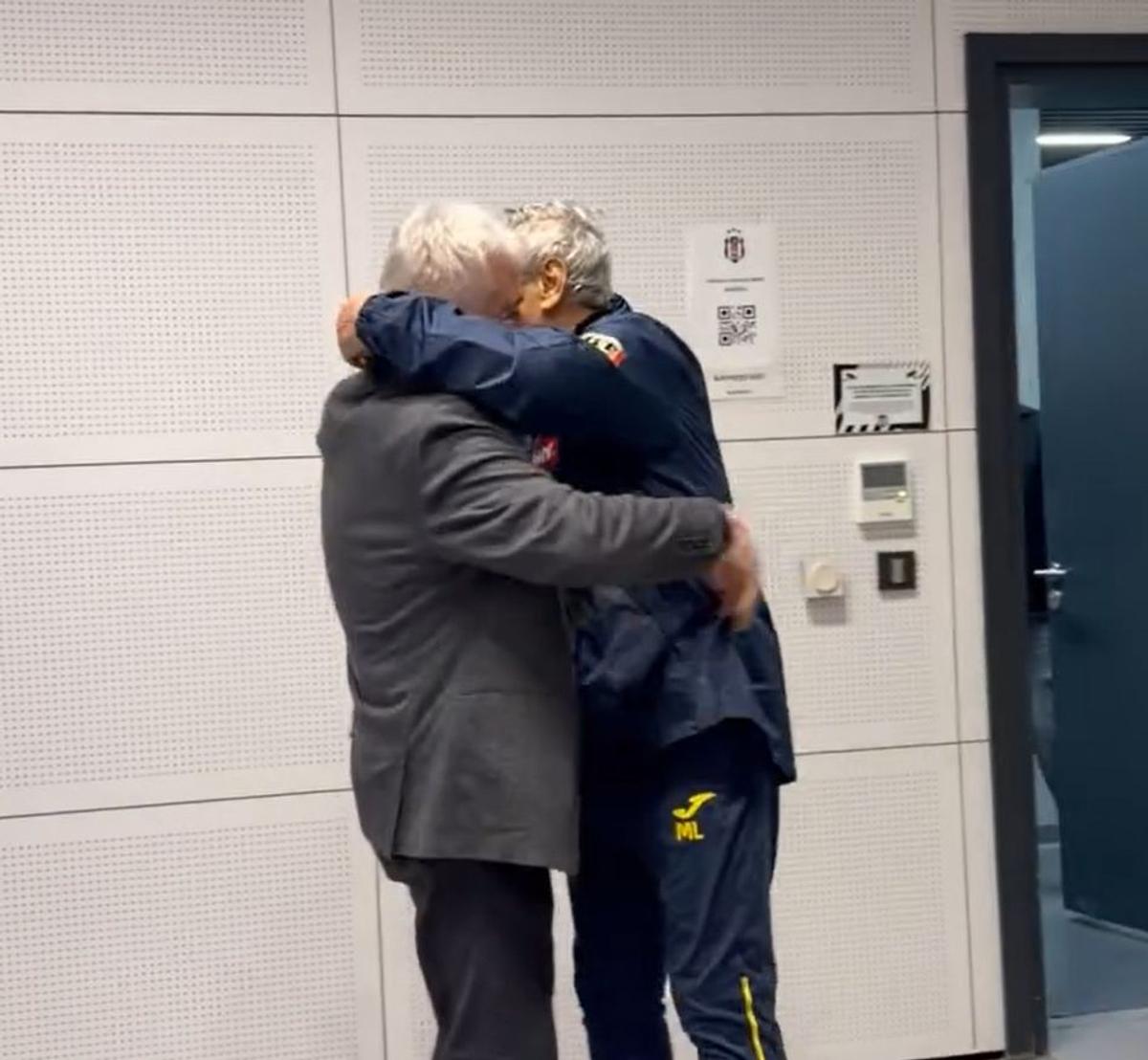 Un jurnalist turc i-a pupat mâna lui Mircea Lucescu la Istanbul