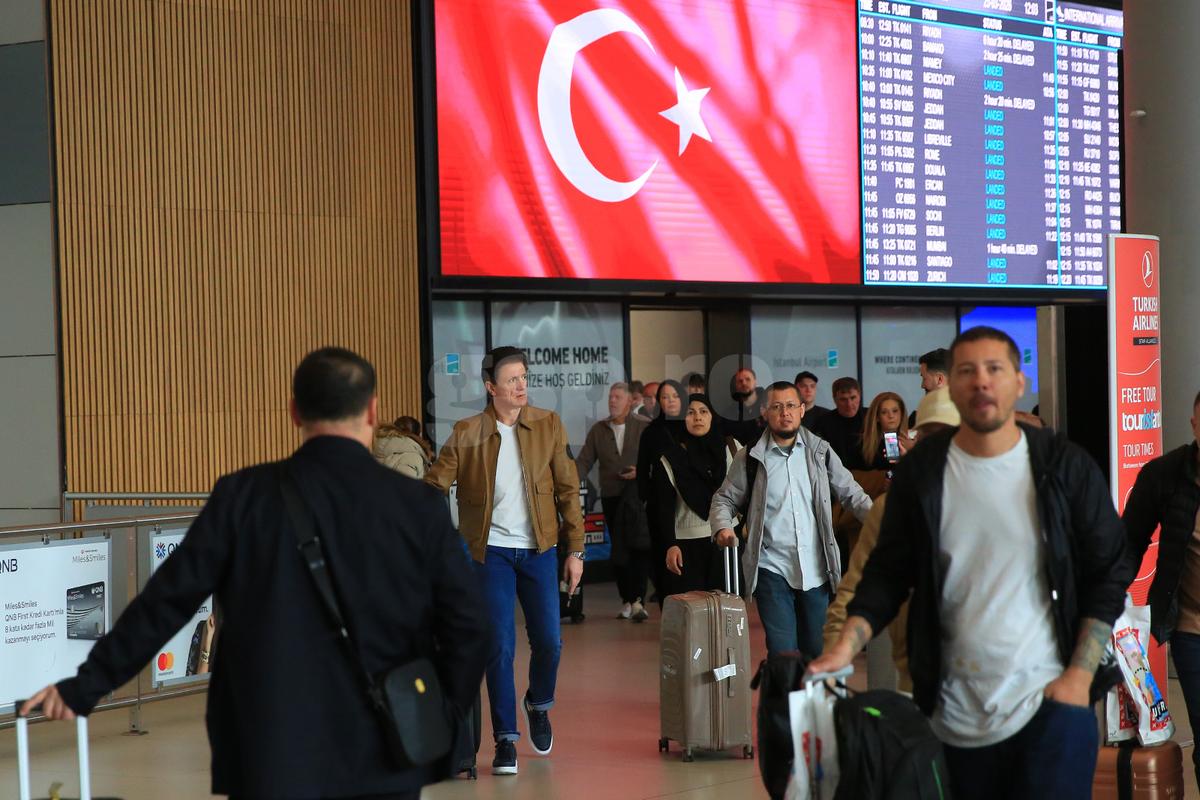 Sosirea Generației de Aur la aeroportul din Istanbul! Scenele surprinse de GSP