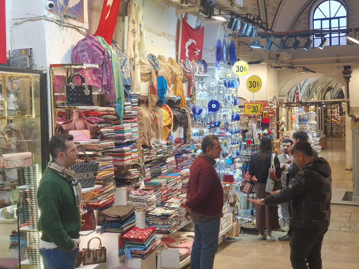 „Trebuie să refac zilnic stocul!” » În Marele Bazar din Istanbul, reporterii GSP au găsit legătura cu România: costă 15 euro și „rupe piața”