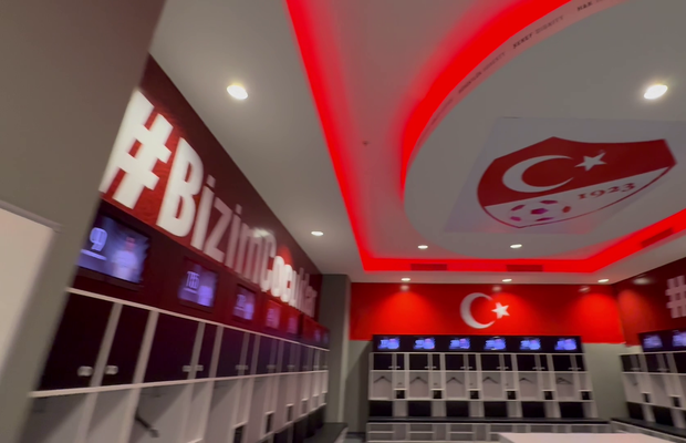 Am intrat în vestiarul turcilor de la Istanbul » Ce mănâncă înainte de meci și mesajul de ultimă oră: „Respectați imnul României!”