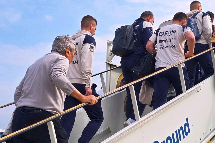 Lucescu și jucătorii s-au îmbarcat spre Istanbul la bordul unui charter. Foto: Facebook FRF