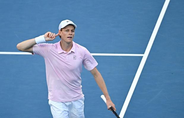 Jannik Sinner avansează la Miami, dar se gândește și la următoarea provocare a sezonului când ar putea reveni pe primul loc în ierarhia mondială: „Zgura e complet diferită”