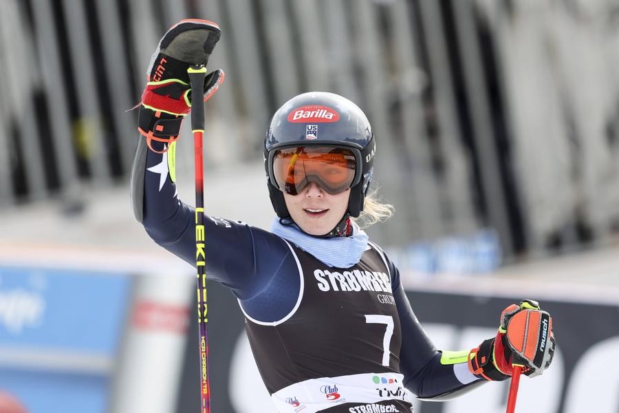 Mikaela Shiffrin salutând publicul FOTO Imago Images Mikaela Shiffrin a cucerit al șaselea Mare Glob de Cristal în Cupa Mondială