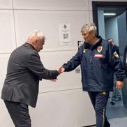 Ismail Er, ziarist al publicației Hürriyet, i-a pupat mâna lui Mircea Lucescu / FOTO: Capturi @Instagram