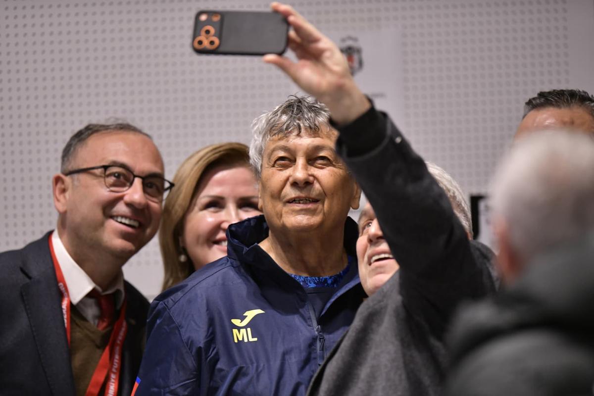 Un jurnalist turc i-a pupat mâna lui Mircea Lucescu la Istanbul