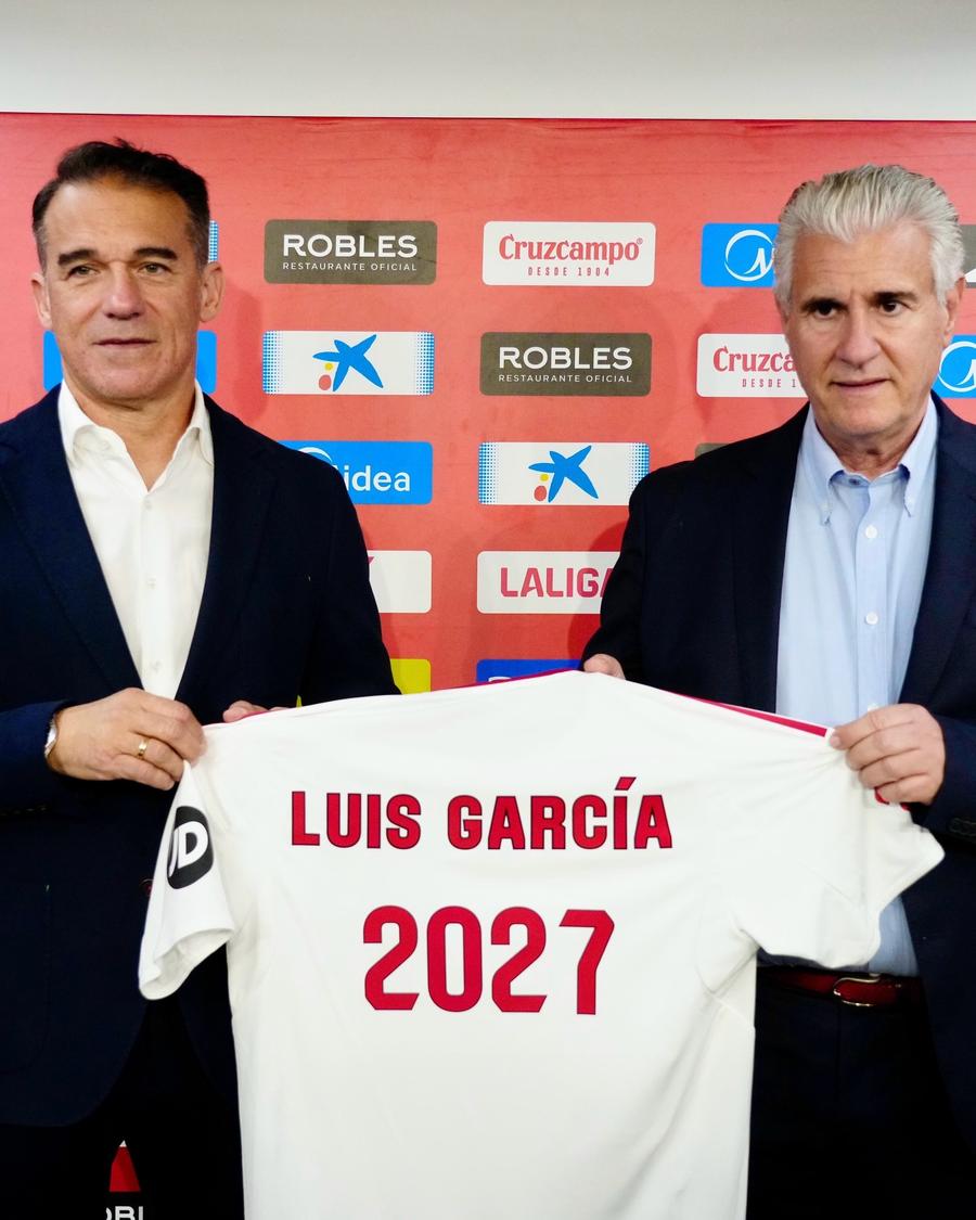Luis Garcia Plaza, noul antrenor al echipei FC Sevilla / foto: Facebook FC Sevilla Sevilla și-a prezentat noul antrenor » Este specialist în promovări și salvarea echipelor