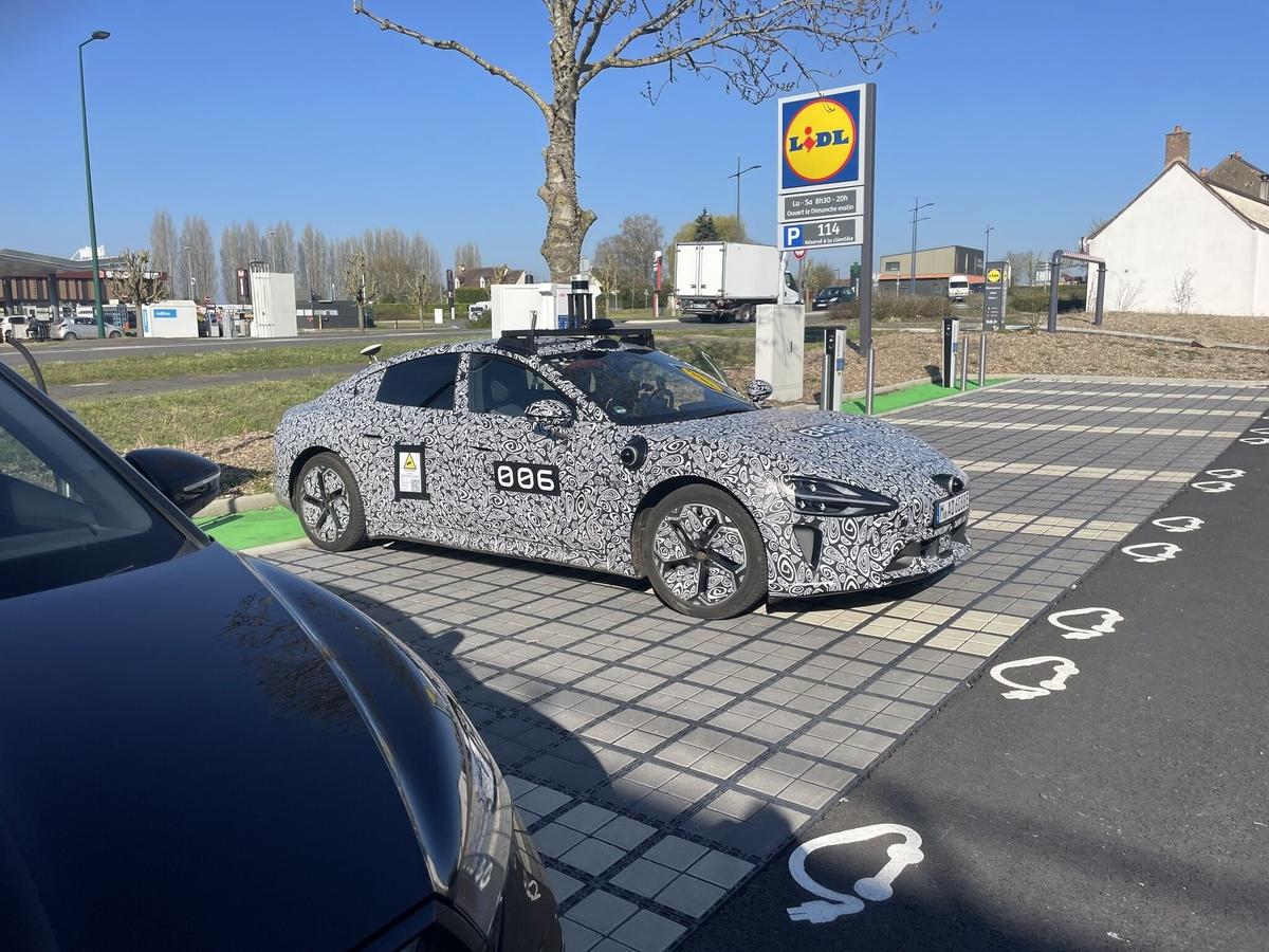 Rivalul chinezesc pentru Tesla, surprins pe străzile din Europa! Peste 100.000 de rezervări în doar două săptămâni de la lansare