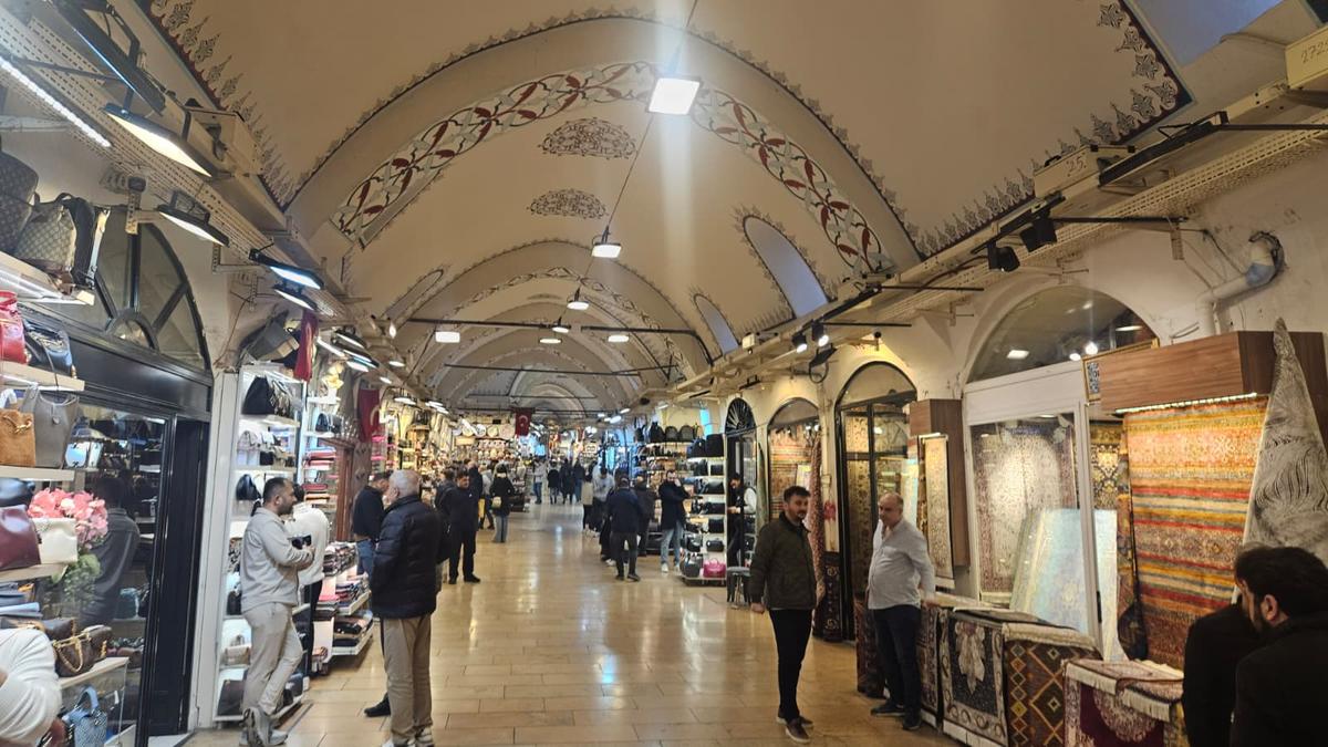 „Trebuie să refac zilnic stocul!” » În Marele Bazar din Istanbul, reporterii GSP au găsit legătura cu România: costă 15 euro și „rupe piața”
