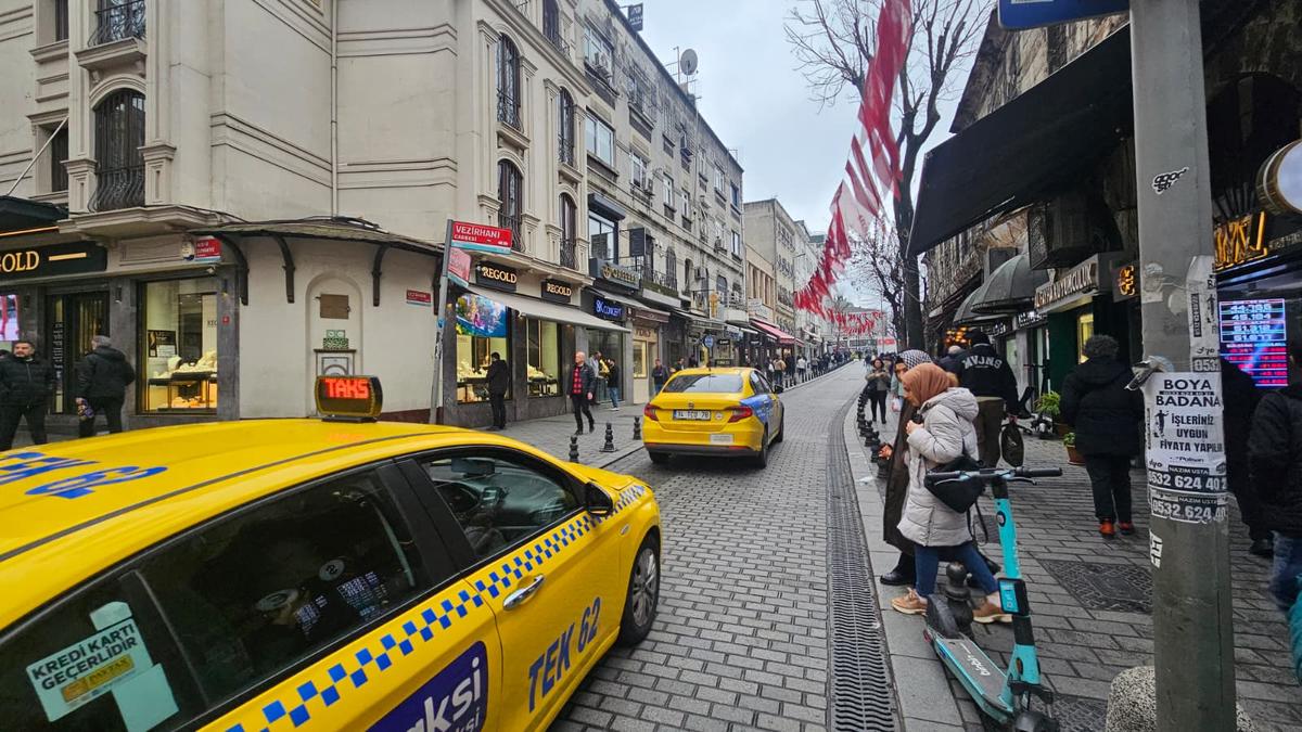 „Trebuie să refac zilnic stocul!” » În Marele Bazar din Istanbul, reporterii GSP au găsit legătura cu România: costă 15 euro și „rupe piața”