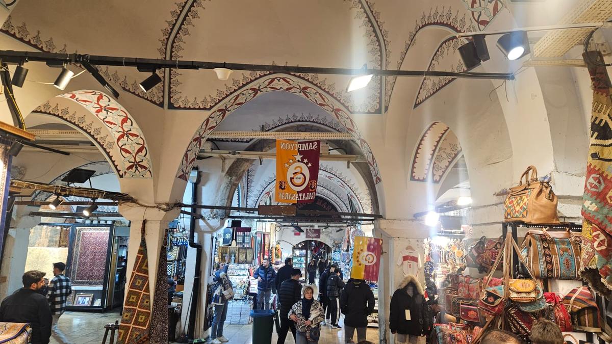 „Trebuie să refac zilnic stocul!” » În Marele Bazar din Istanbul, reporterii GSP au găsit legătura cu România: costă 15 euro și „rupe piața”