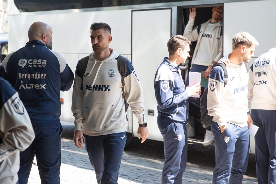 Marius Coman, la sosirea echipei naţionale la hotelul din Istanbul FOTO: Ionuţ Iordache (GSP) I-a activat clauza lui Marius Coman! Ce se întâmplă cu atacantul care în martie era convocat la națională