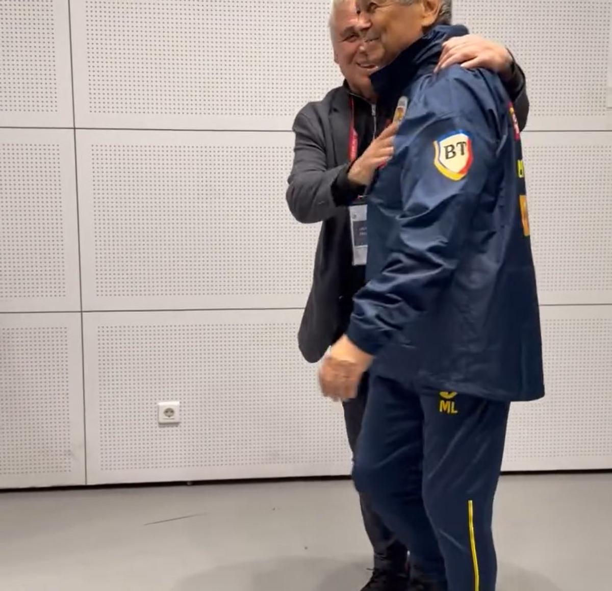 Un jurnalist turc i-a pupat mâna lui Mircea Lucescu la Istanbul