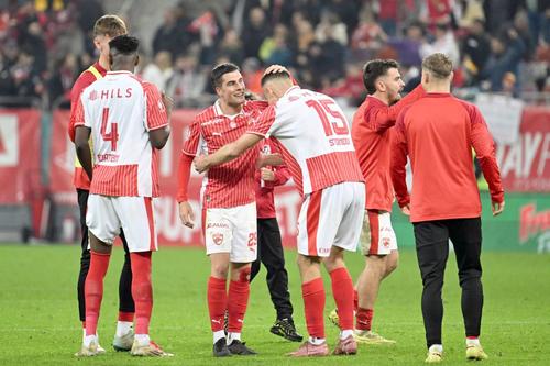 Clauză de reziliere mărită pentru Nikita Stoinov (numărul 15), fundașul central al lui Dinamo // FOTO: Imago Images