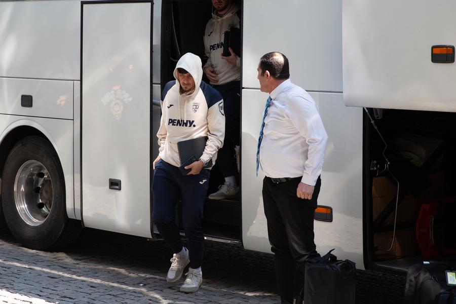 Andrei Rațiu, la sosirea echipei naţionale la hotelul din Istanbul FOTO: Ionuţ Iordache (GSP) Mihai Stoica s-a răzgândit în privința unui „tricolor”: „Mi s-a părut altfel, am mari speranțe”