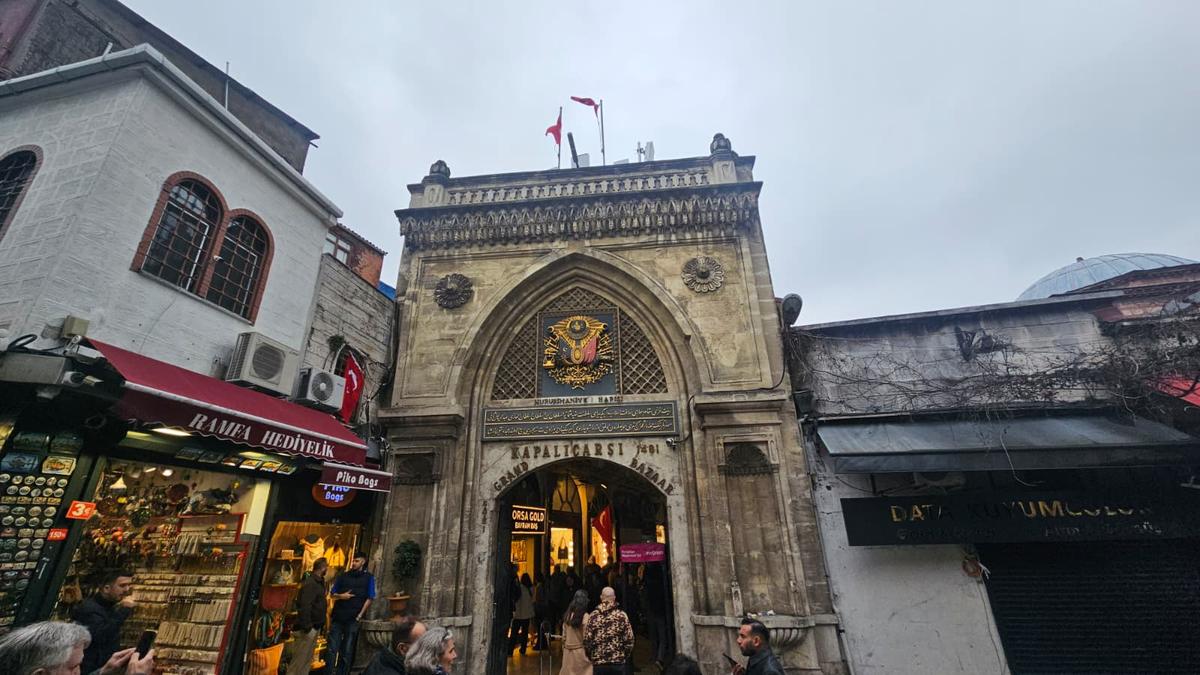 „Trebuie să refac zilnic stocul!” » În Marele Bazar din Istanbul, reporterii GSP au găsit legătura cu România: costă 15 euro și „rupe piața”