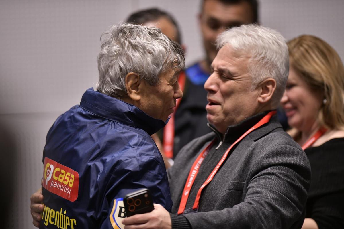 Un jurnalist turc i-a pupat mâna lui Mircea Lucescu la Istanbul