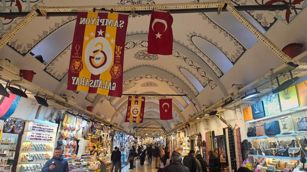 „Trebuie să refac zilnic stocul!” » În Marele Bazar din Istanbul, reporterii GSP au găsit legătura cu România: costă 15 euro și „rupe piața”