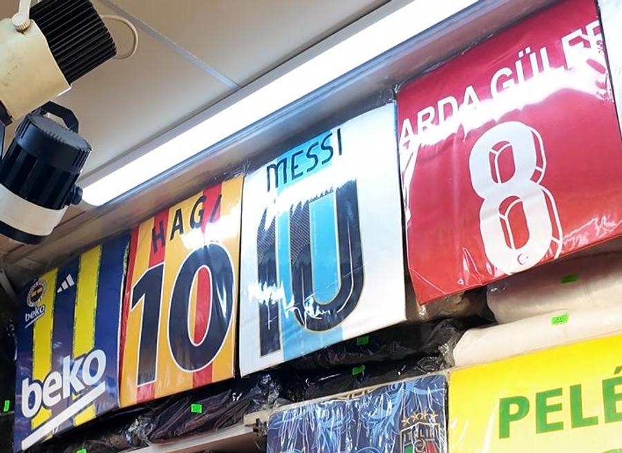 Tricoul lui Hagi la loc de cinste, lângă cele ale lui Messi, Pele și Arda Guler „Trebuie să refac zilnic stocul!” » În Marele Bazar din Istanbul, reporterii GSP au găsit legătura cu România: costă 15 euro și „rupe piața”