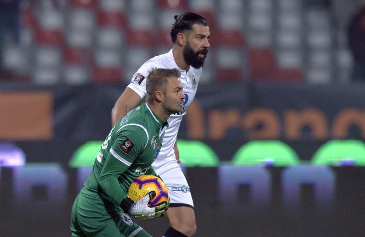 Fotbal cu mască? Ce spune un jucător din play-off: „Ne-ar confunda lumea cu doctorii”