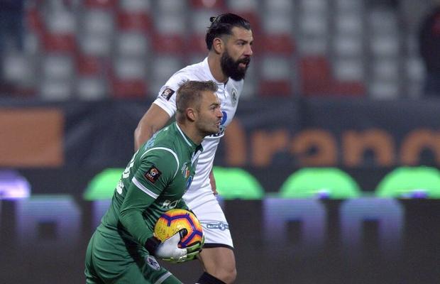 Fotbal cu mască? Ce spune un jucător din play-off: „Ne-ar confunda lumea cu doctorii”