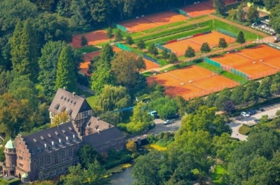 Clubul de tenis TC Haus Wittringen din Gladbeck, situat lângă castelul din localitate EXCLUSIV Interviu cu un antrenor român aflat de 4 decenii în Germania: „Toată lumea a făcut presiune” + povestea plecării și un interogatoriu teribil cu Securitatea