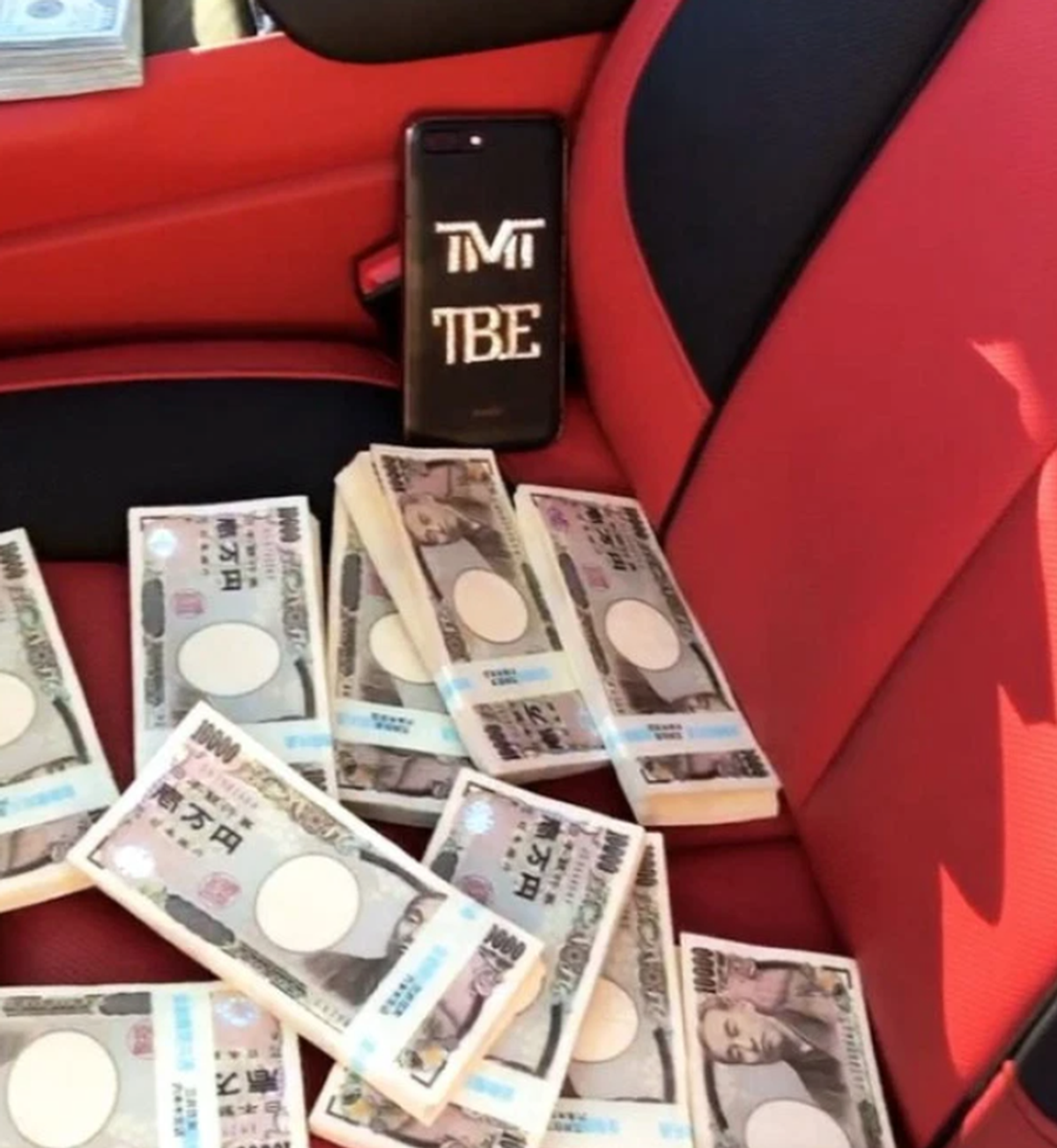 „Alba-neagra” lui Mayweather. Mașinile de lux de 25 de milioane din Las Vegas și Los Angeles