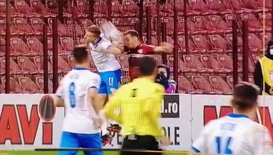 Momentul în care mingea îi atinge mâna lui Chipciu // FOTO: Captură TV Telekom Sport Cristi Balaj intervine în scandalul CFR Cluj - Craiova! Îl contrazice pe Crăciunescu: „Așa trebuia procedat!”