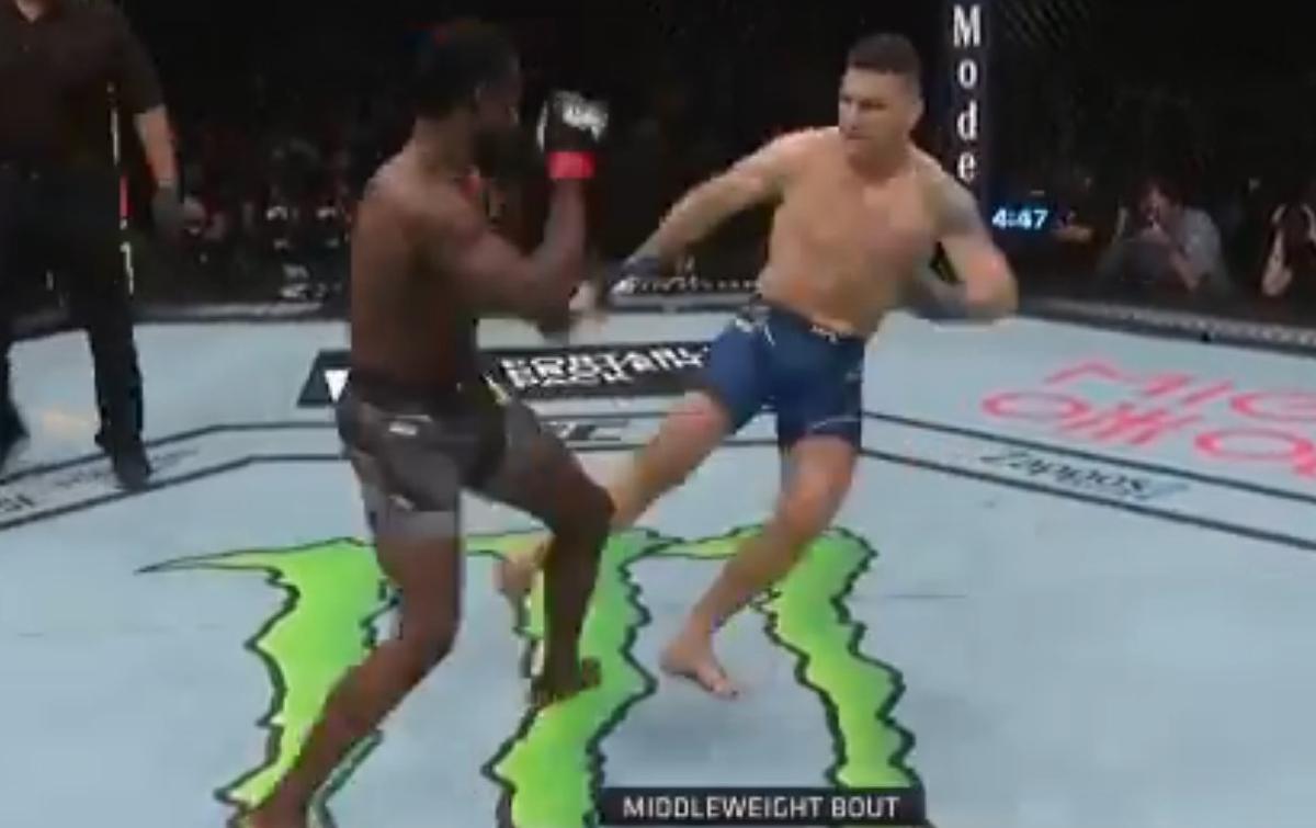 Chris Weidman, accidentare horror în gala UFC 261 » Atenție, imagini cu puternic impact emoțional!