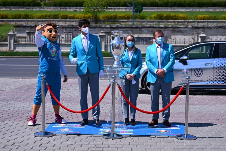 Trofeul Euro la București. Foto: Raed Krishan