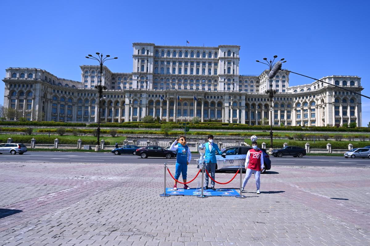 Trofeul EURO, plimbat azi prin București! Cupa a fost dărâmată la Arena Națională
