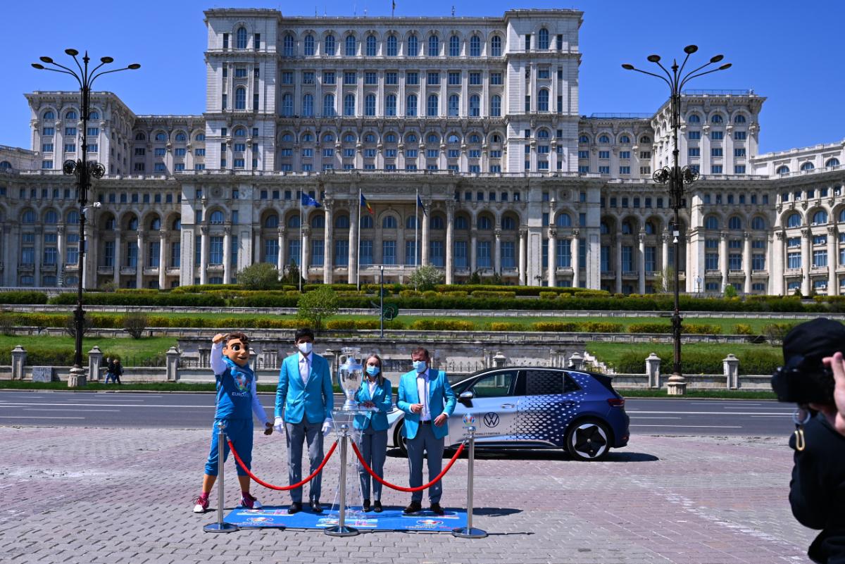 Trofeul EURO, plimbat azi prin București! Cupa a fost dărâmată la Arena Națională