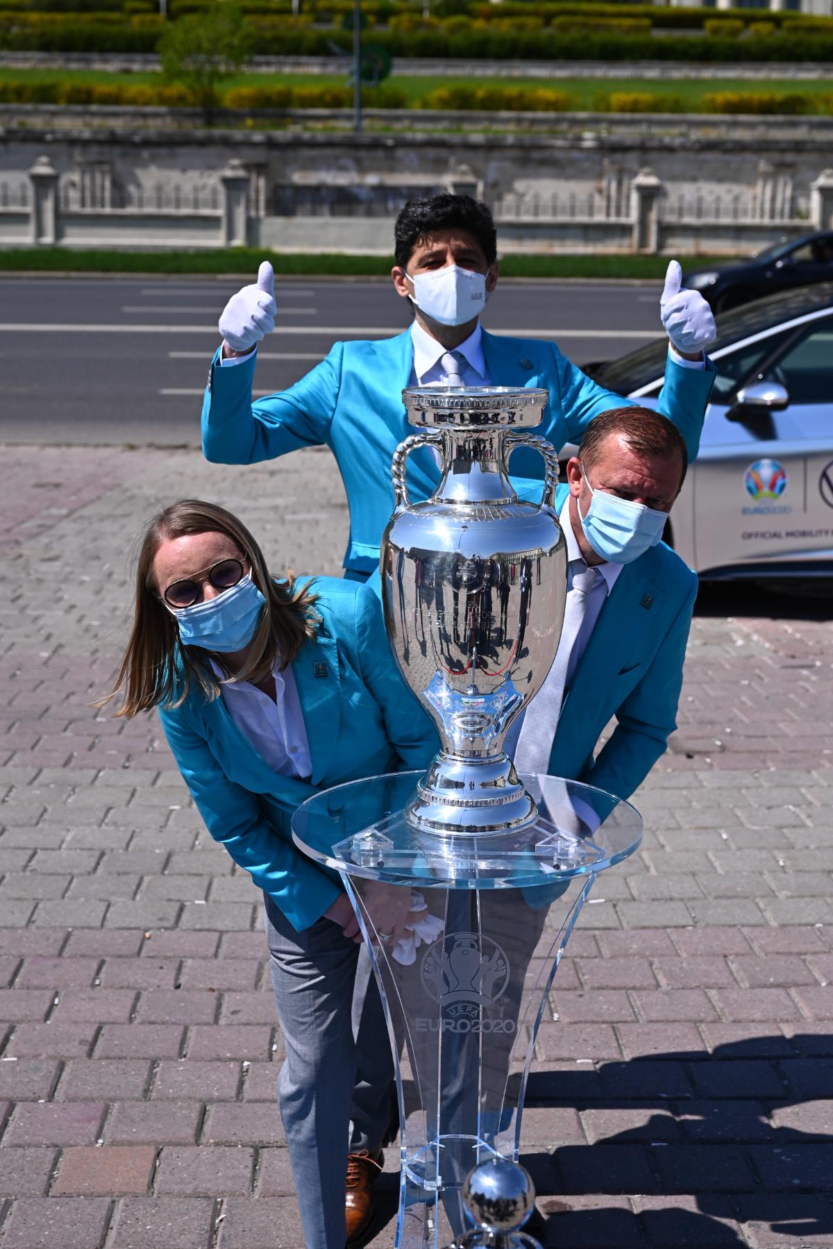 Trofeul EURO, plimbat azi prin București! Cupa a fost dărâmată la Arena Națională