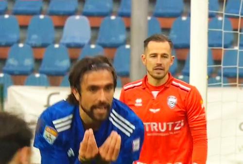 În minutul 7, italianul Andrea Compagno a primit o pasă de la Negru, a preluat în interiorul careului advers, a împins mingea, apoi a fost busculat evident de Alexandru Țigănașu.