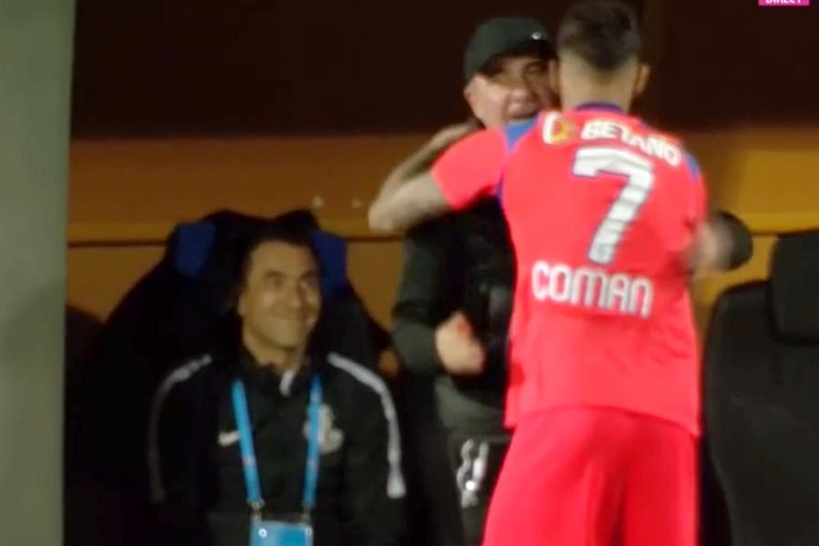 Florinel Coman l-a îmbrățișat pe Gică Hagi // foto: captură DigiSport Florinel Coman nu și-a uitat fostul antrenor » A mers să-l îmbrățișeze pe Hagi înainte de Farul - FCSB