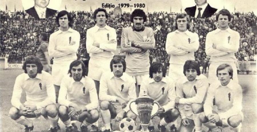 Adrian Manea, primul din stânga sus, în echipa lui Poli care a cucerit Cupa României Adrian Manea, fotbalist legendar al lui Poli Timișoara, a murit la 68 de ani