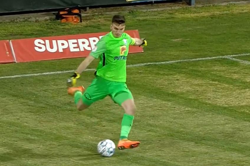 Marian Aioani, înainte de degajarea „buclucașă” // foto: captură DigiSport