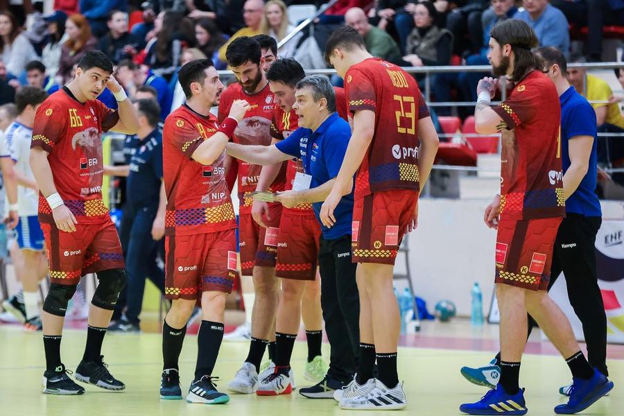 Handbaliștii români ascultîndu-l pe antrenorul Xavier Pascual Foto sportpictures România debutează AZI la Campionatul European, după 28 de ani de absență » Interviu cu selecționerul Xavi Pascual: „Vrem să jucăm un handbal bun, dar trebuie să fim realiști”