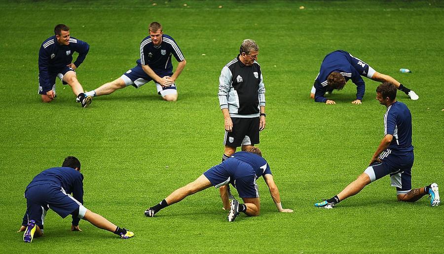 Gabriel Tamaș (ultimul) din dreapta, pe vremea când era legitimat la West Bromwich Albion. În centru este Roy Hodgson. Sursă foto: Getty Images Un fost selecționer al Angliei, acuzat în direct de Gabi Tamaș: „Cred că era puțin rasist” » Ce probleme a avut cu el: „Îmi venea să-l urc în cuier”